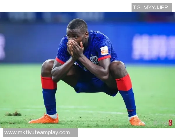 瓦尔迪禁区内展现惊人柔韧性头球攻门险些破门引发全场惊叹